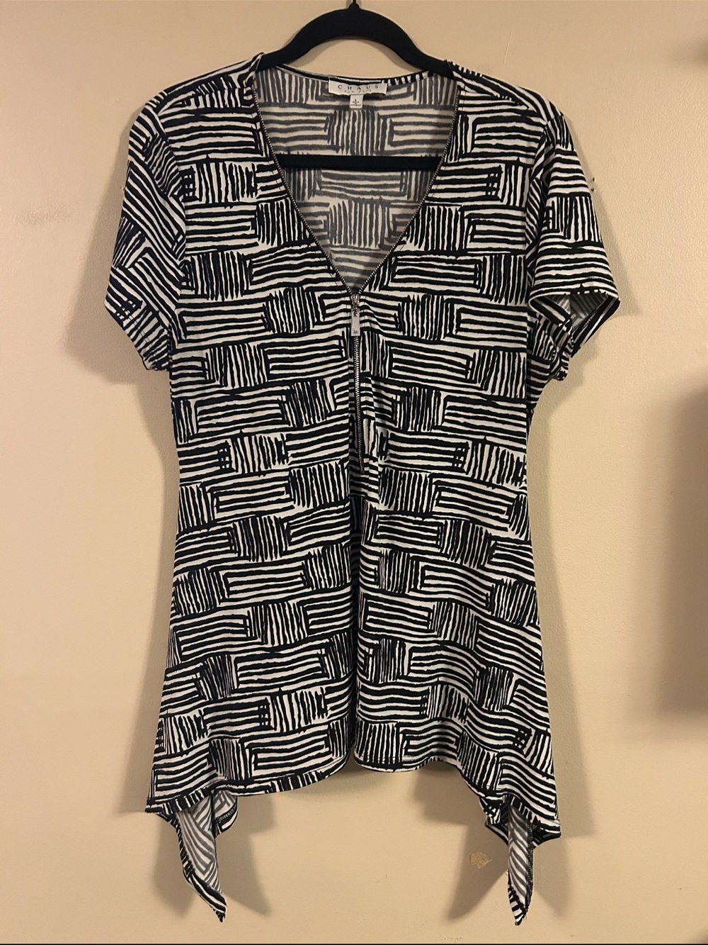 Chaus Black & White Geometric Zip Front Tunic Top – L